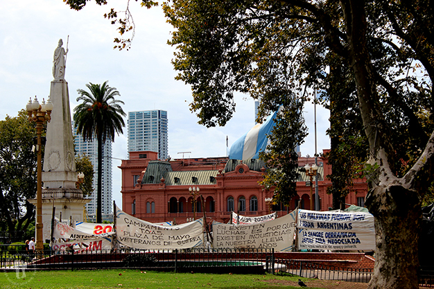 Casa Rosada en la Plaza de Mayo adornada con carteles reivindicativos