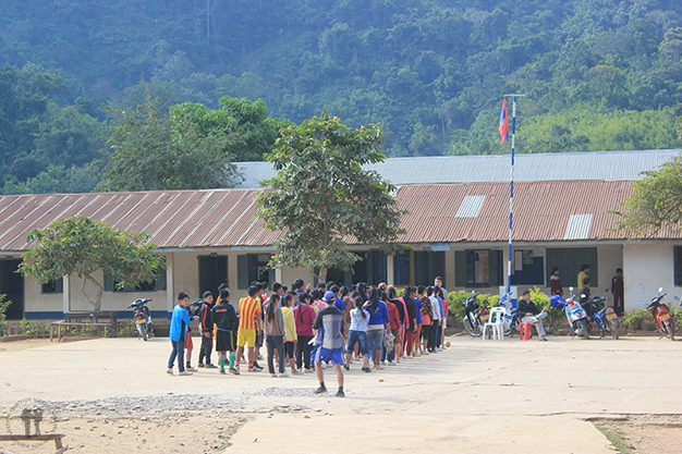 Lo que más abunda en Laos: niños y escuelas