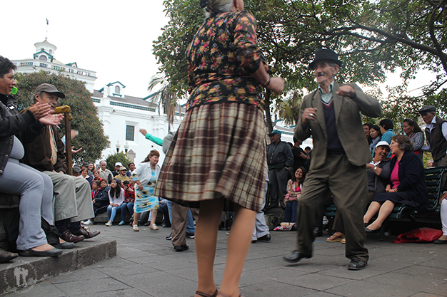 Bailando en la Plaza Grande