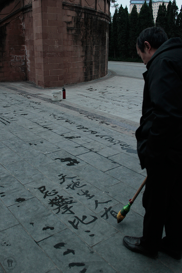 Practicando la complicada caligrafía China