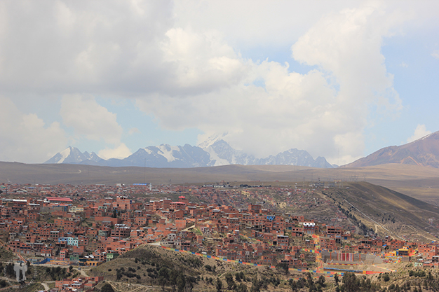 Vista de la ciudad junto a las montañas de la Cordillera Real
