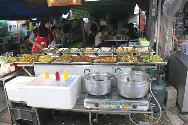 Puestos de comida callejeros en Tailandia. Bueno bonito barato