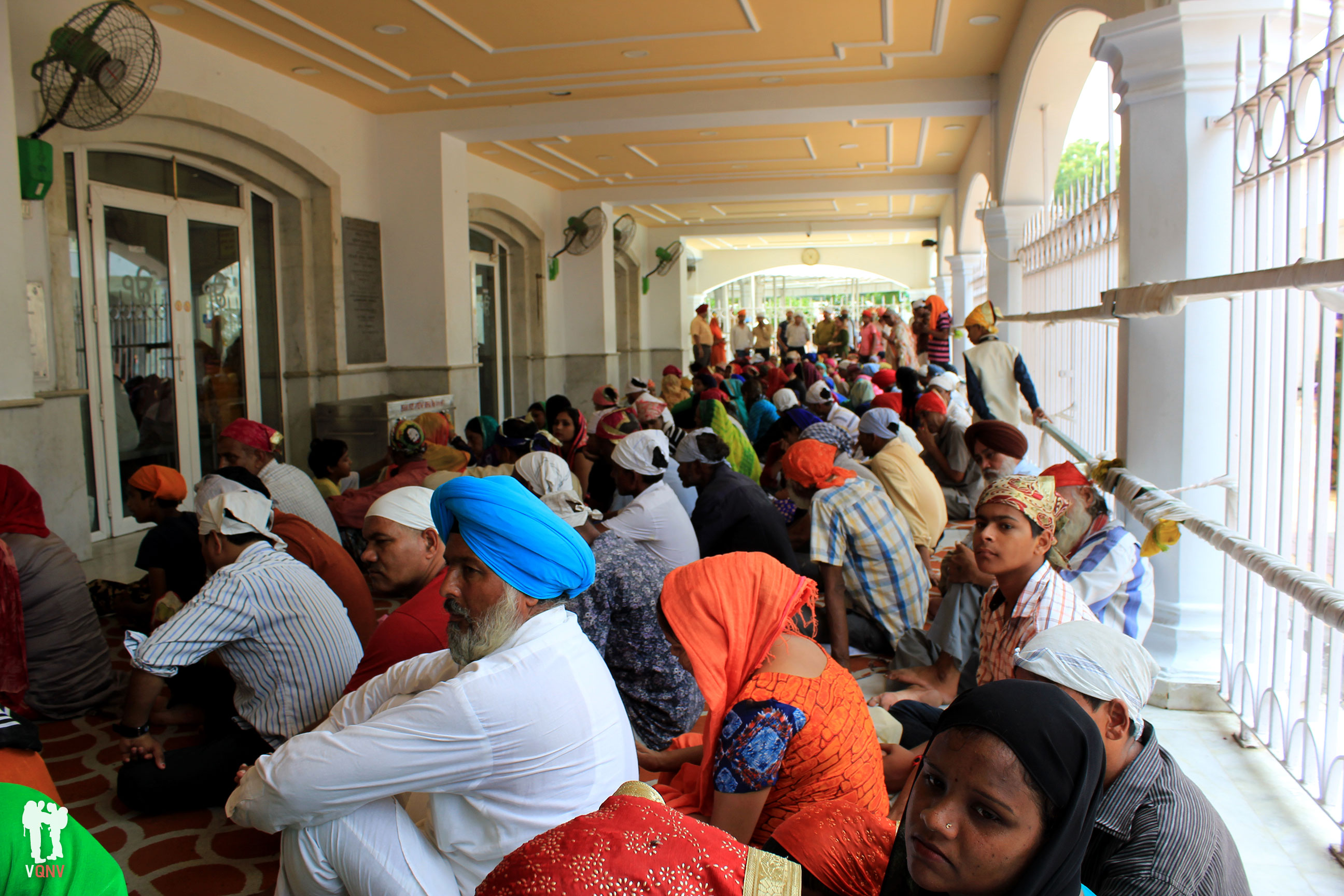 Espera del almuerzo en el Templo Sikh Gurdwara Bangla Sahib