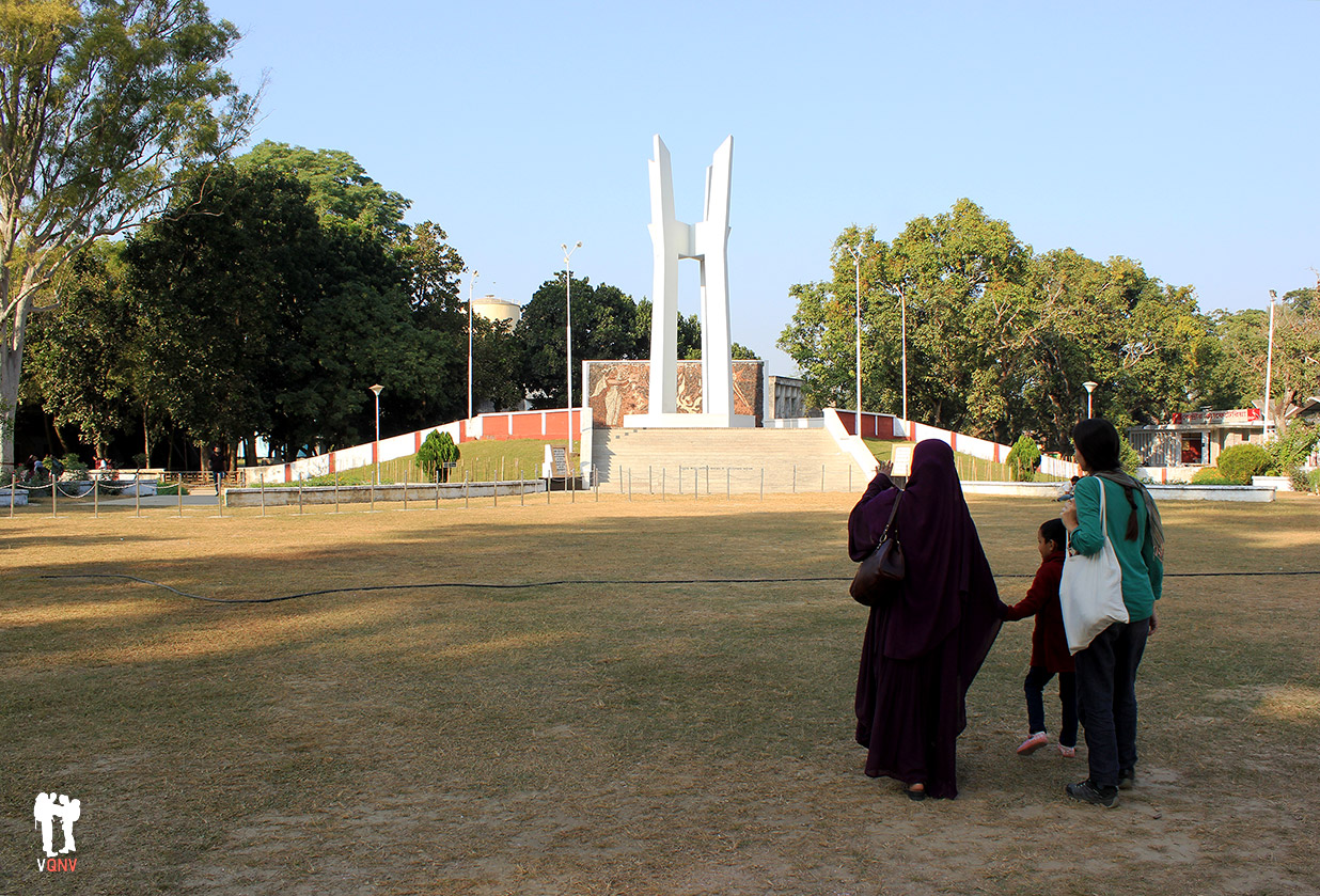 Con nuestra anfitriona y su hija en Rajshahi University Shahid Minar