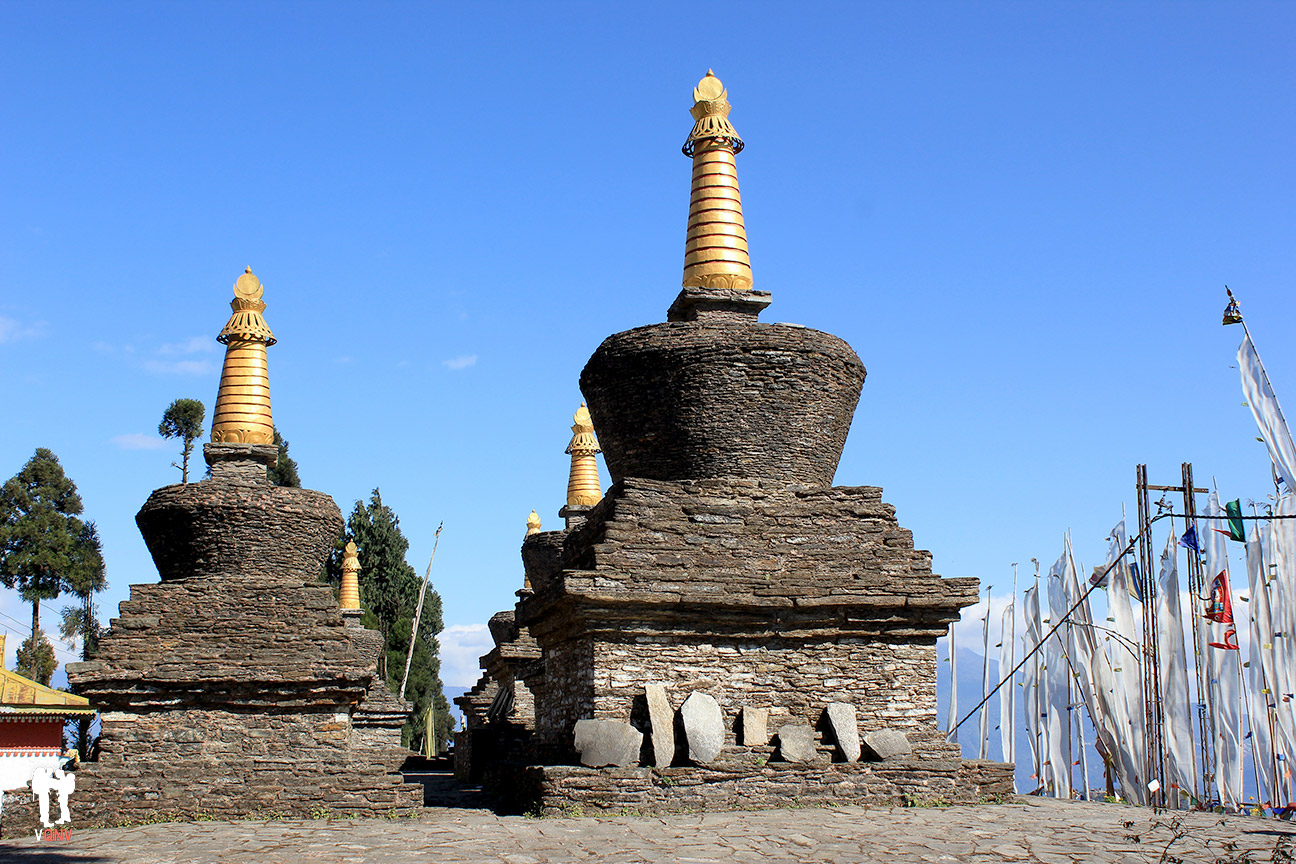 Estupas del monasterio de Sanga Choeling