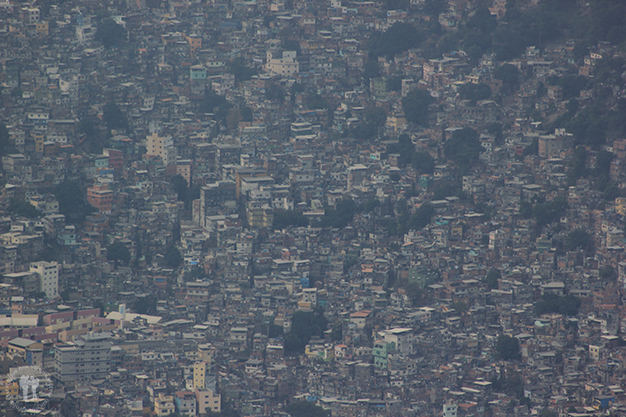 Contraste en Río de Janeiro - Casas amontonadas en las favelas