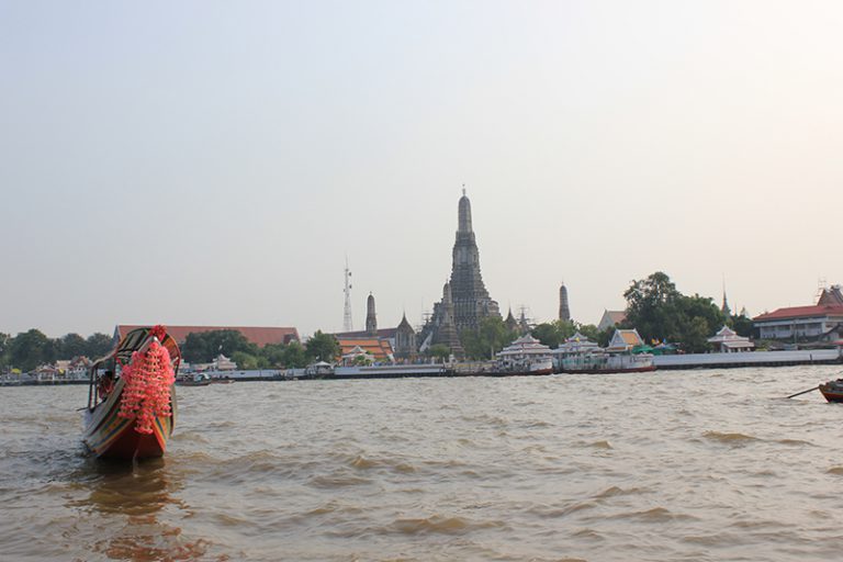 Río Cha Phraya, al fondo Wat Arun