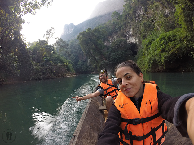 Recorriendo el río en la barca