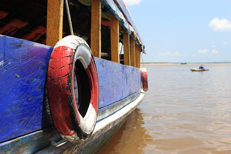 Detalles de la barca junto al Río Amazonas