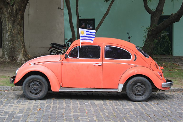Auto en las calles uruguayas