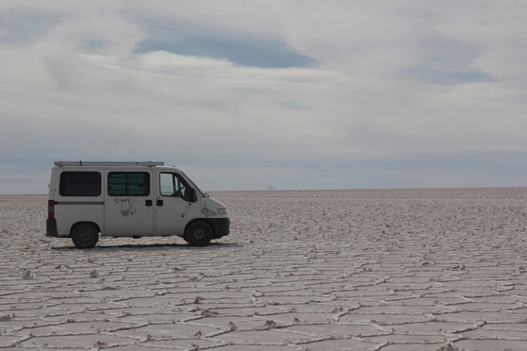 En furgo por el Salar de Uyuni