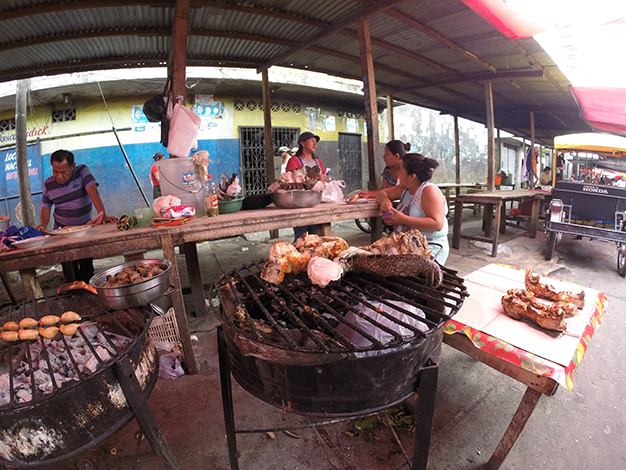 Ricos puestos de comida: carne de caimán, huevos de tortuga y suris a la brasa (gusanos)