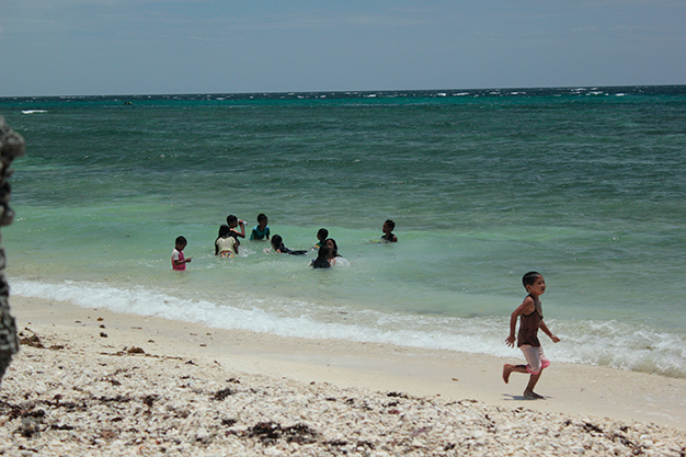 Niños jugando en el agua