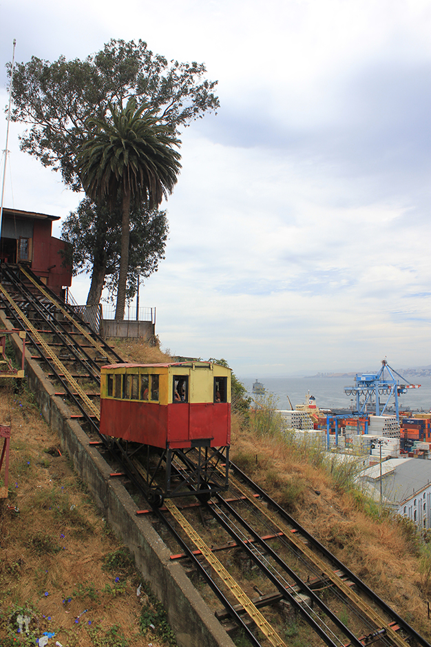 Funiculares, la ciudad esta anclada en cerros frente al mar