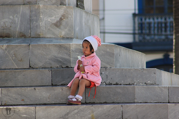 Niña comiendo un helado