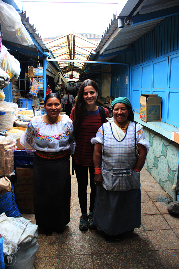 Junto a Susana y su madre Mercedes en su puesto de víveres del mercado