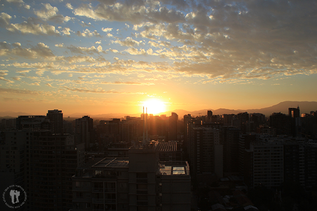 Atardece en Santiago de Chile entre montañas y edificios