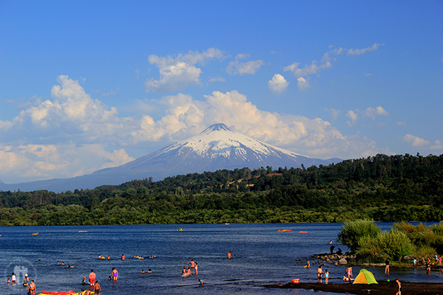 Una postal de cuento en Villarrica, al fondo el volcán con el mismo nombre