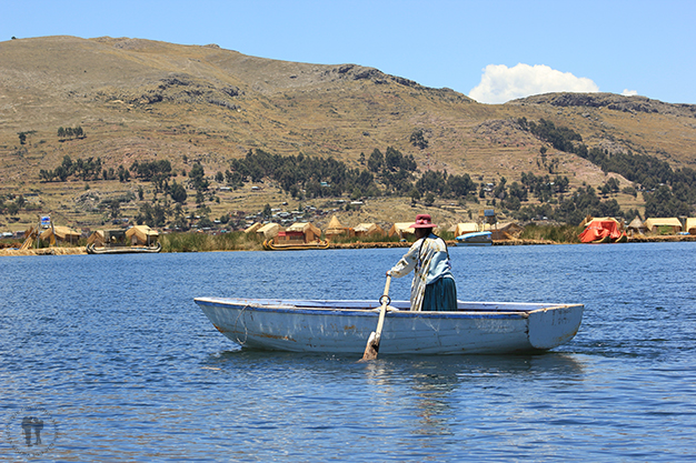 Barquera en el Lago Titicaca