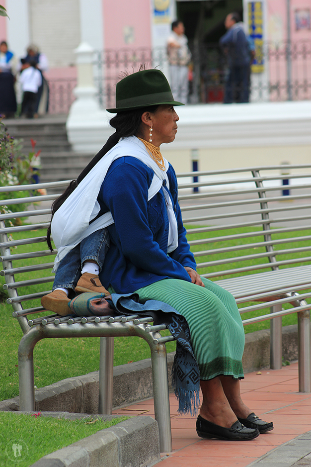 Mujer esperando con un niño en la Plaza de Armas