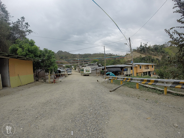 Carretera sin asfaltar, valla de bambú...Bienvenidos a la desolada frontera de La Balsa