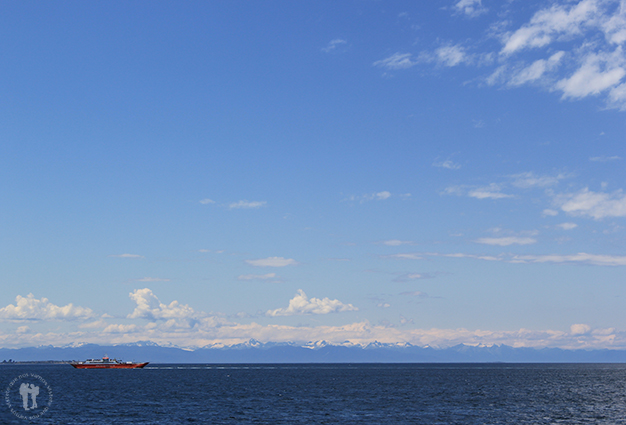 Cruzando por mar la Isla de Chiloe con la cordillera Andina de fondo