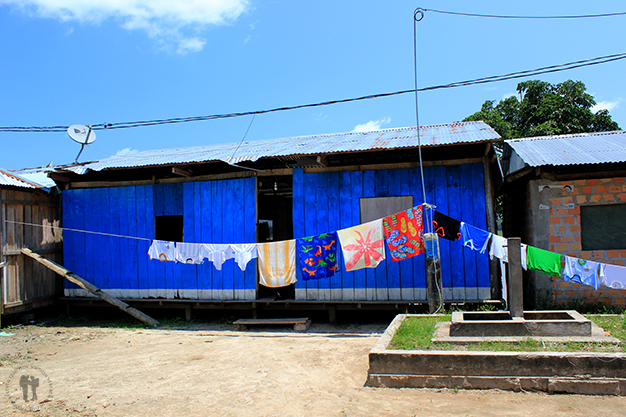 Colorido tendido de ropa en la comunidad Barrio Florido