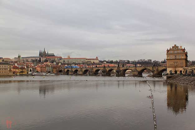 Vistas del Puente de Carlos y la Catedral de San Vito