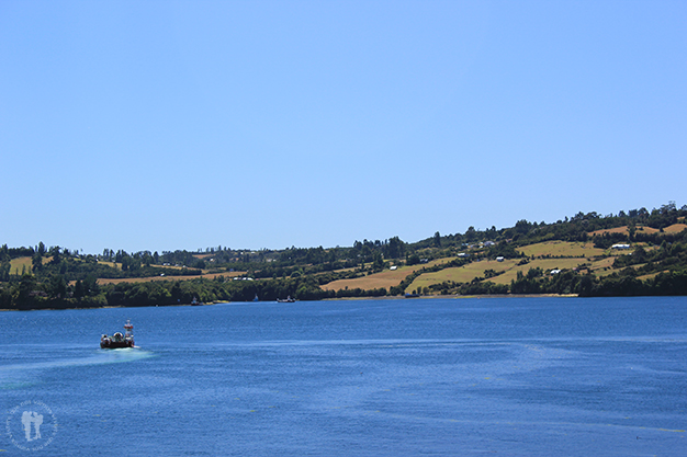 Cruzando en la barca de la isla de Chiloe a la isla de Lemuy