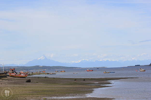 Quellón, al fondo la Cordillera Andina