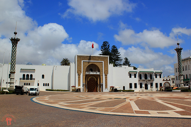 Plaza de Hassan II con sus faros art nouveau