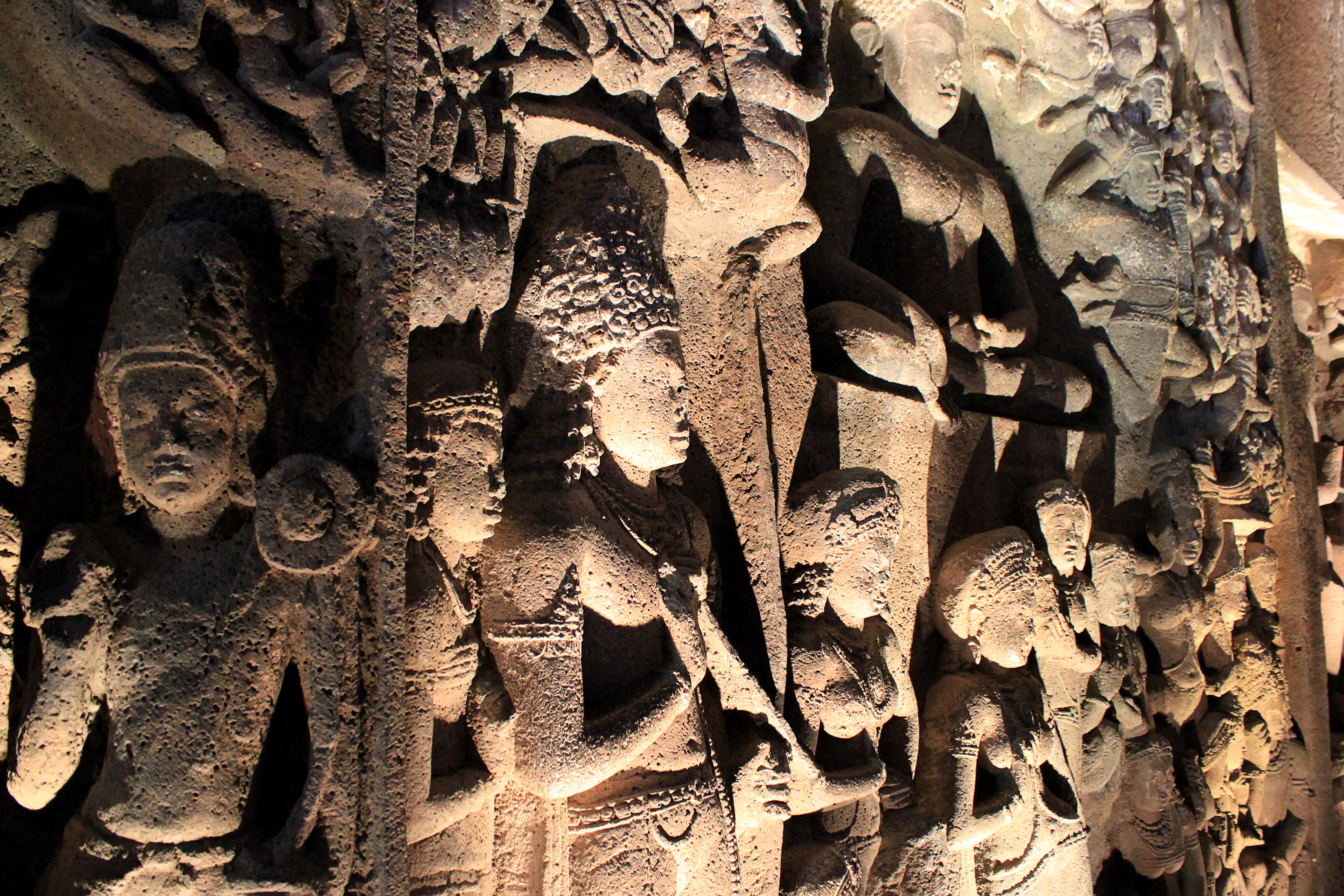 Figuras esculpidas en el interior de las cuevas de Ajanta