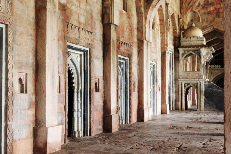 Interior de la mezquita de Jama Masjid