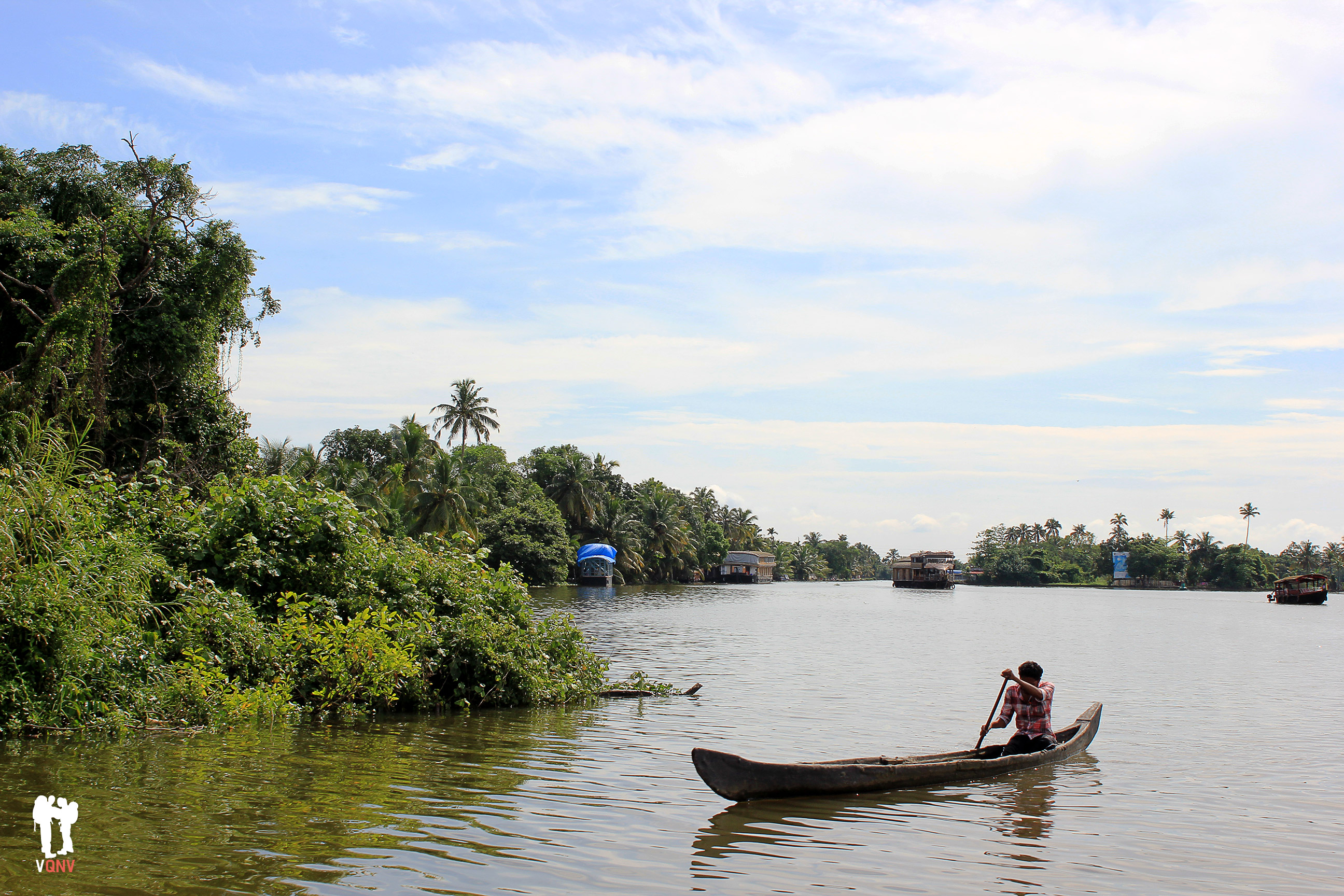 Diferentes embarcaciones en los backwaters