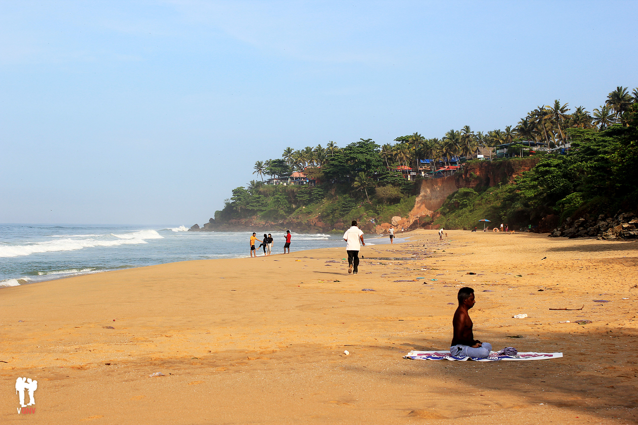 Yoga matutino en Varkala Beach