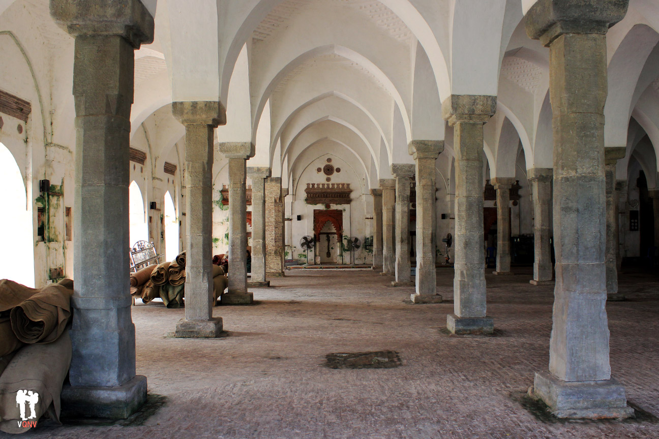 Interior de la Mezquita de los sesenta pilares