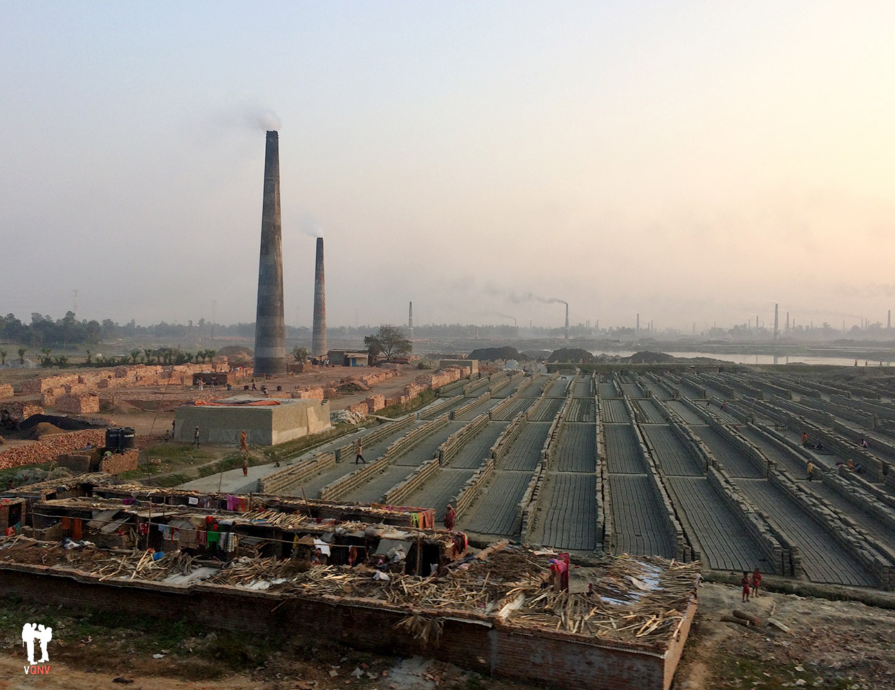 Paisajes desde un tren en Bangladesh. Vistas a fábricas de ladrillos