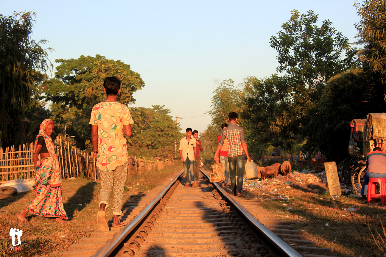 Vida en las vías de tren de Srimangal