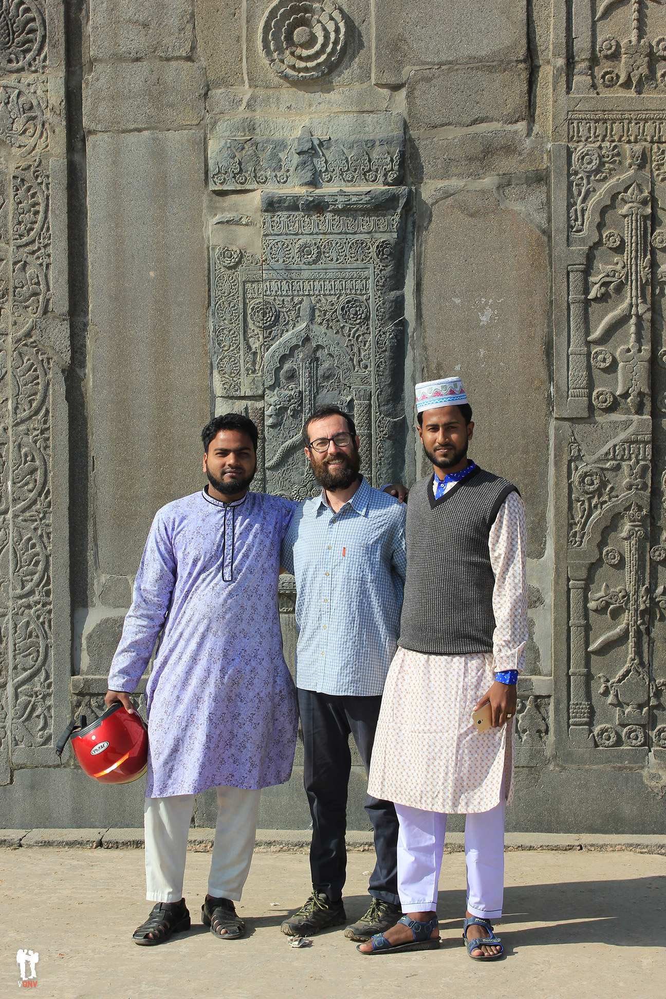 Visitantes en Sona Masjid