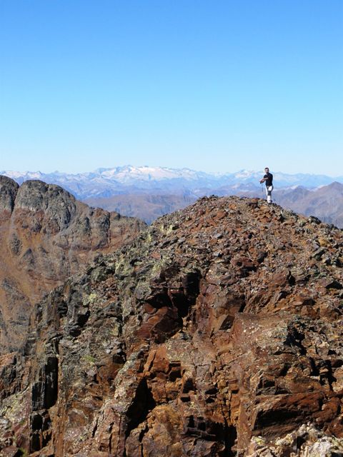 Mikel con el macizo de la Maladeta al fondo