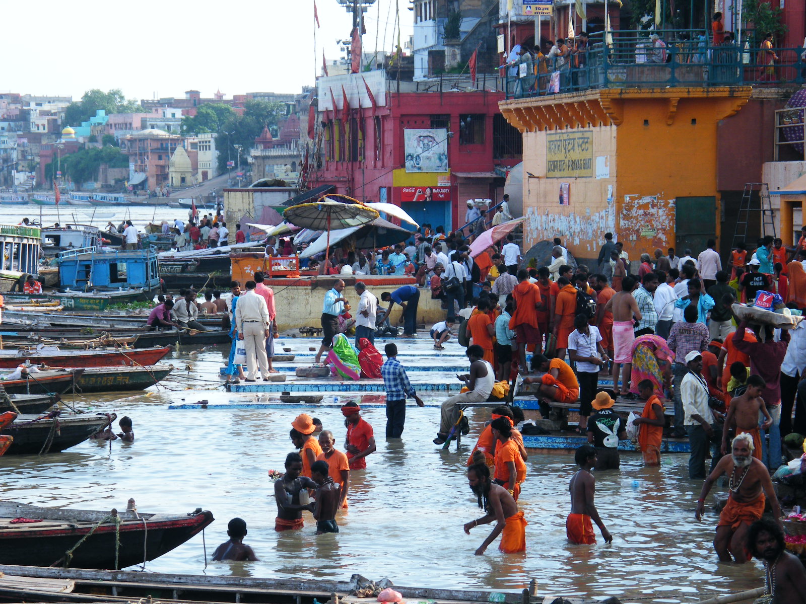 En Varanasi o Benarés, es una de las ciudades sagradas del hinduismo, junto al Río Ganges