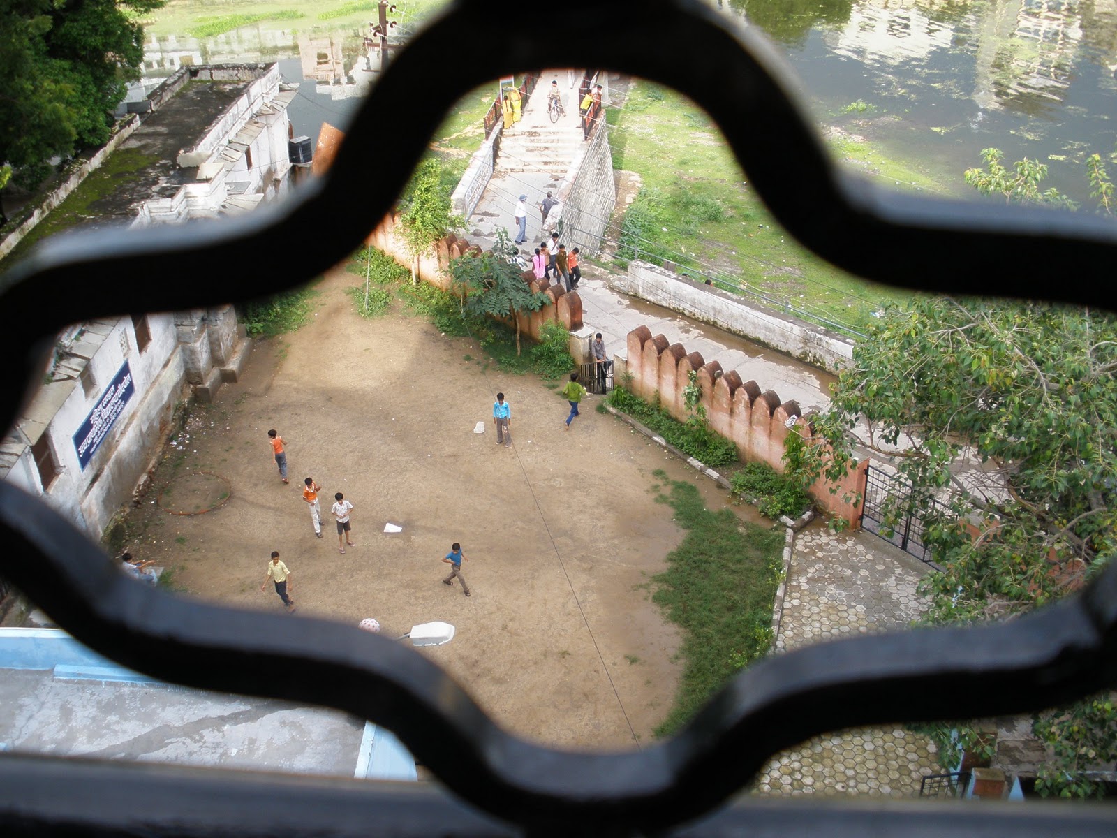 Niños jugando al críquet