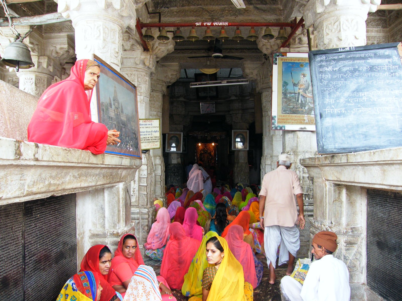 Mujeres con preciosas tonalidades de saris, cantando en el templo Jagdish en Udaipur