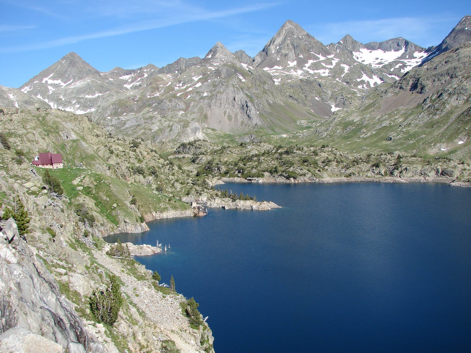 Ibón y refugio de Respomuso 