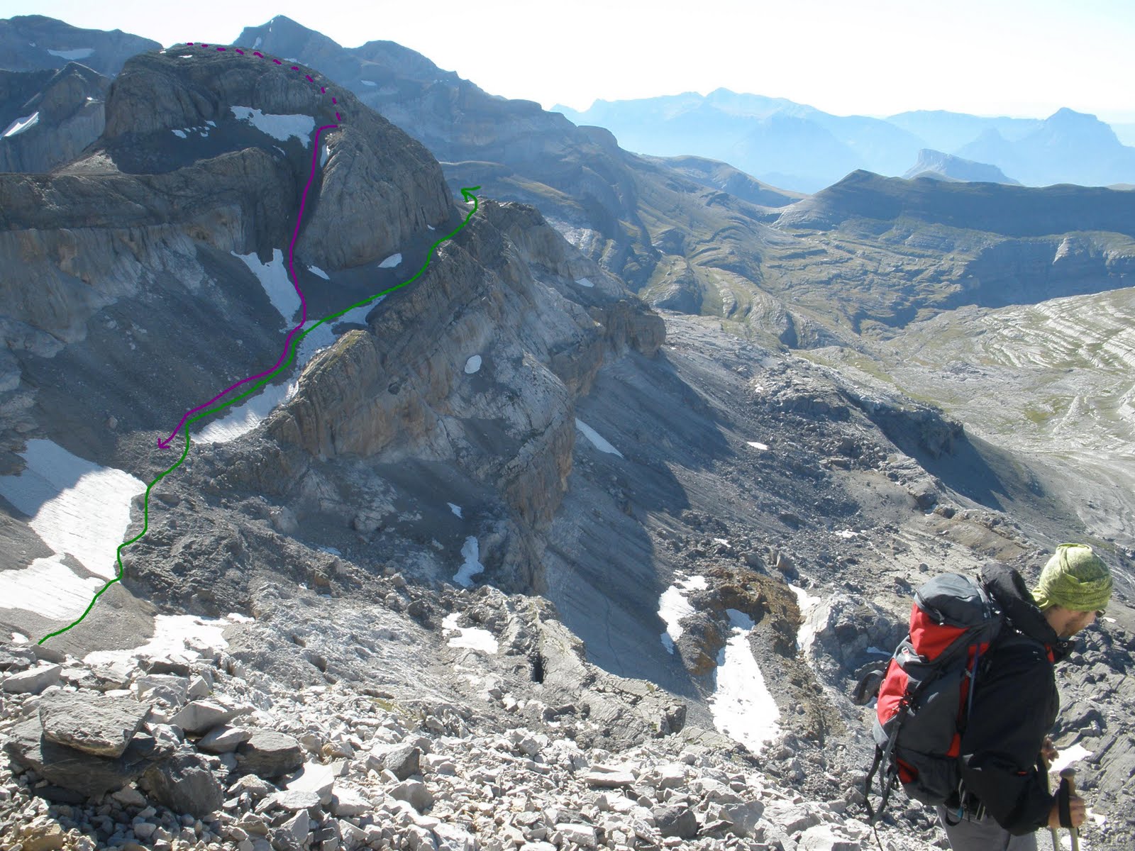 La idea es esta, escogemos para subir (color verde) la faja-sendero que bordea toda la cara sur de  esta cima, y (en color morado) bajaremos por la canal descompuesta 