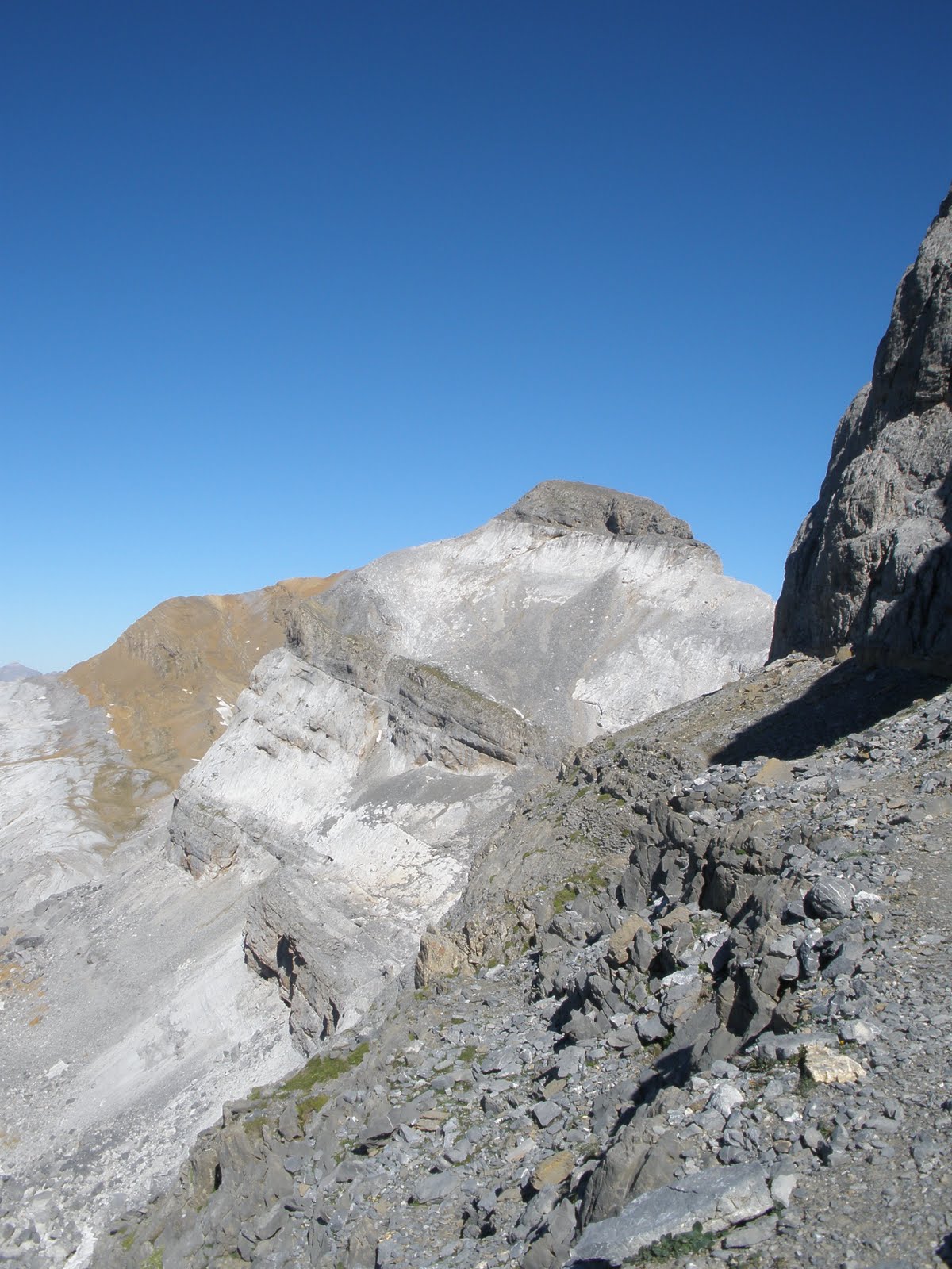 La cima del Casco va quedando más lejos