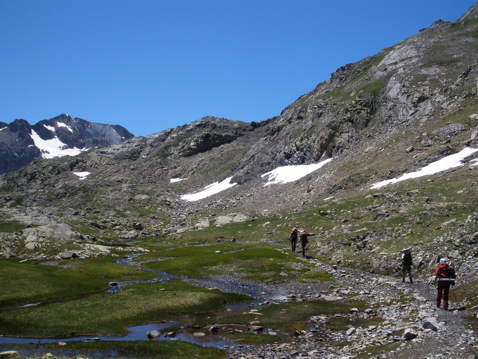 Continuamos nuestra larguísima bajada hasta enganchar la GR11