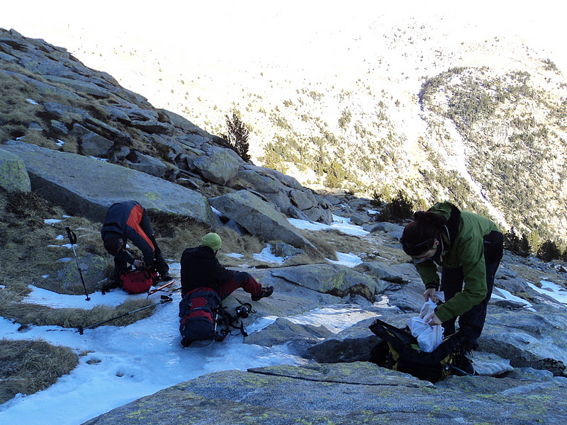 Quitando crampones antes de llegar al refugio