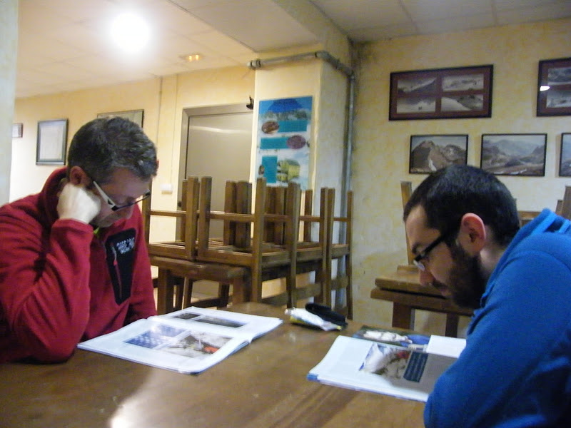 Alfonso y Alberto leyendo